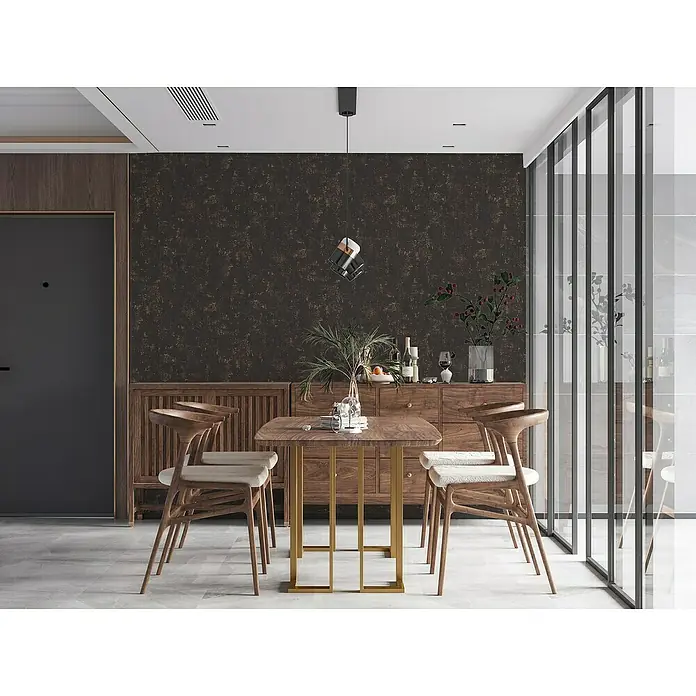 A.S. Création Jade 2 Vliestapete - Schwarz-Gold, Uni, 10,05 x 0,53 m - Elegantes Esszimmer-Interieur mit Holztisch, Stühlen und einer Anrichte vor einer strukturierten Wand. Die Glasfront sorgt für Helligkeit.
