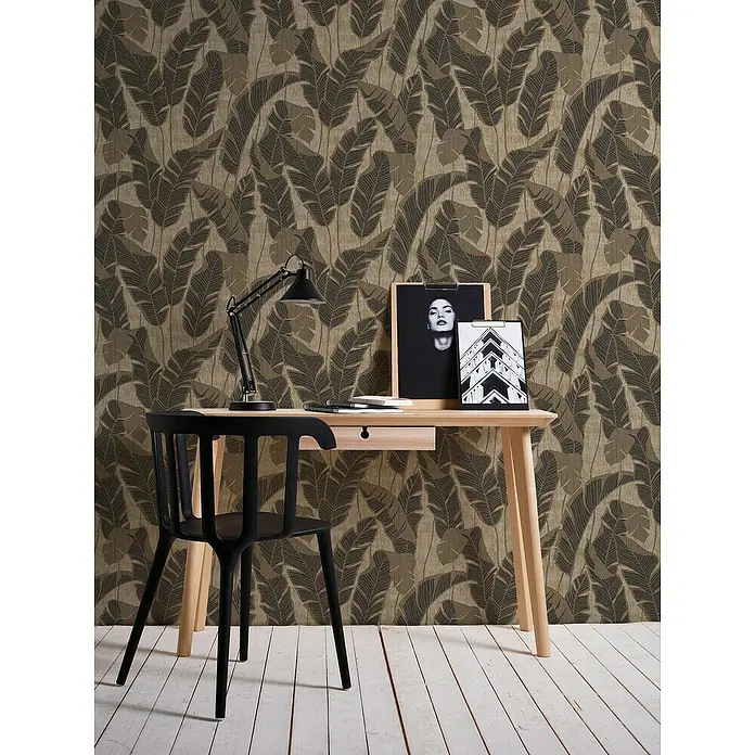 A.S. Création Jade 2 Vliestapete Blätter - Schwarzbeige, Floral, 10,05 x 0,53 m - Ein stilvoller Schreibtisch mit floralem Hintergrund, einer Lampe, einem Stuhl und dekorativen Bildern.