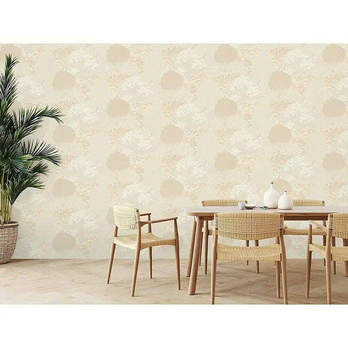 A.S. Création Famous Garden Vliestapete - Beige-Creme-Rosa, Floral, 10,05 x 0,53 m - Innenraum mit hellen Holzmöbeln und einer Zimmerpflanze vor einer gemusterten Tapete, die eine gemütliche Atmosphäre schafft.