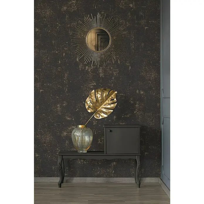 A.S. Création Jade 2 Vliestapete - Schwarz-Gold, Uni, 10,05 x 0,53 m - Elegantes Interieur mit goldenem Spiegel, Blatt und dunklem Tisch mit Schrank, das eine luxuriöse Atmosphäre schafft.