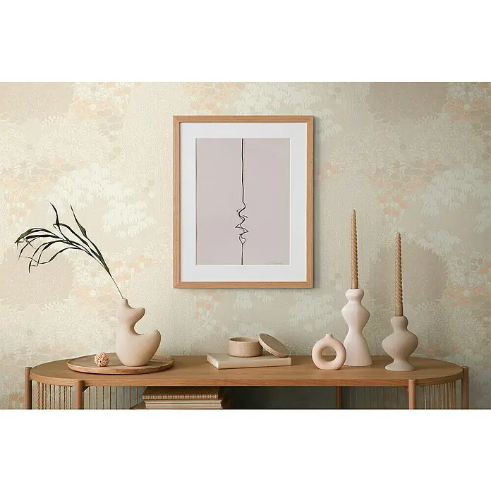A.S. Création Famous Garden Vliestapete - Beige-Creme-Rosa, Floral, 10,05 x 0,53 m - Ein helles Holzregal mit einer eleganten, gerahmten Grafik und stilvollen Dekorationsgegenständen.