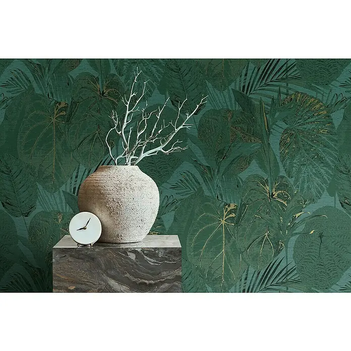 A.S. Création Famous Garden Vliestapete Dschungel - Petrol-Grün-Gold, Floral, 10,05 x 0,53 m - Elegante Dekoration mit einer sandfarbenen Vase, einem minimalistischen Tischuhr und einem Hintergrund mit einem üppigen Blätterdesign.