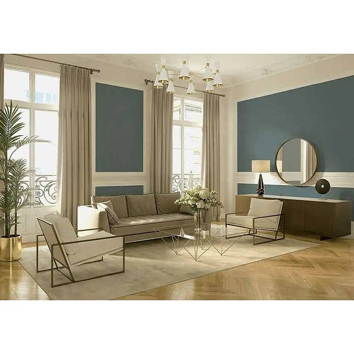 A.S. Création Jade 2 Vliestapete - Blau-Grün, Uni, 10,05 x 0,53 m - Elegantes Wohnzimmer mit bequemer Couch, Sesseln, modernem Couchtisch und stilvoller Beleuchtung.