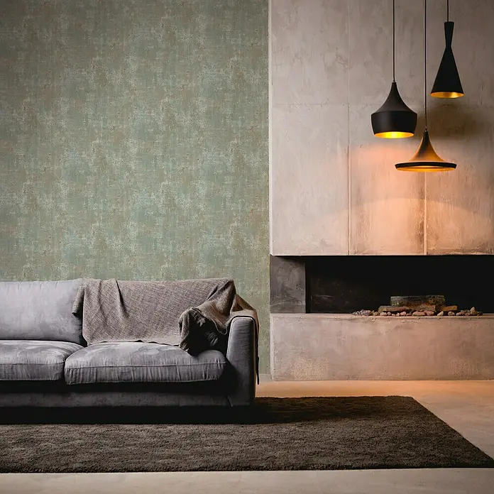 A.S. Création Stories of Life Vliestapete Patina - Salbeigrün-Blau-Gold, Betonoptik, 10,05 x 0,53 m - Wohnzimmer mit grauem Sofa, Decke, Teppich und modernen Pendelleuchten für stilvolle Gemütlichkeit.