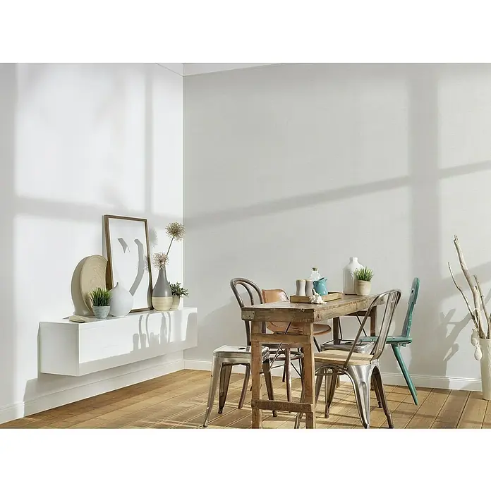 A.S. Création Famous Garden Vliestapete - Weiß-Hellgrau, Uni, 10,05 x 0,53 m - Esszimmer mit Holztisch, Metallstühlen und weißem Sideboard. Dekorative Elemente verleihen dem Raum eine gemütliche Atmosphäre.