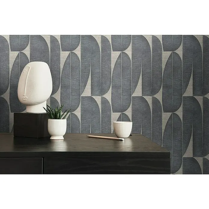 A.S. Création Stories of Life Vliestapete - Beige-Schwarz, Floral, 10,05 x 0,53 m - Stillleben mit einer stilvollen Dekoration, bestehend aus einer Skulptur, Pflanze, Bleistift und einer Schale auf einem dunklen Holzschreibtisch.