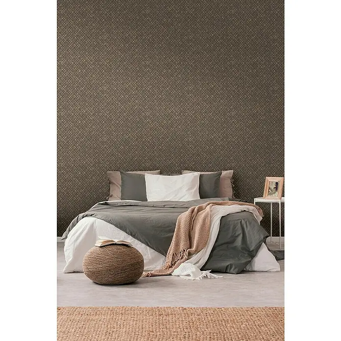A.S. Création Jade 2 Vliestapete - Schwarz-Braun-Gold, Grafisch, 10,05 x 0,53 m - Ein gemütliches Schlafzimmer mit einem stilvollen Bett und dekorativer Wand, die eine entspannende Atmosphäre schafft.
