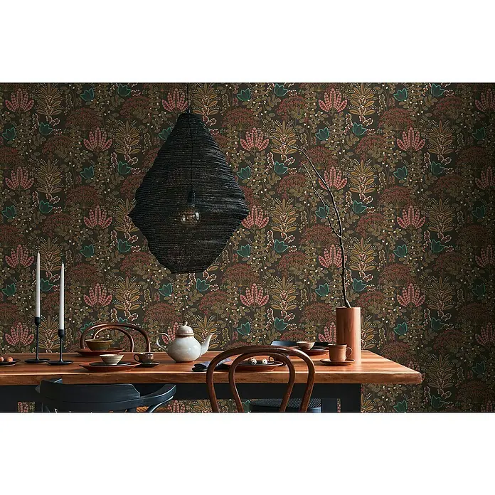 A.S. Création Famous Garden Vliestapete - Schwarz-Bunt-Petrol, Floral, 10,05 x 0,53 m - Einrichtungsidee mit einem eleganten Esstisch aus Holz, dekoriert mit Geschirr und einer auffälligen Pendelleuchte über dem Tisch.