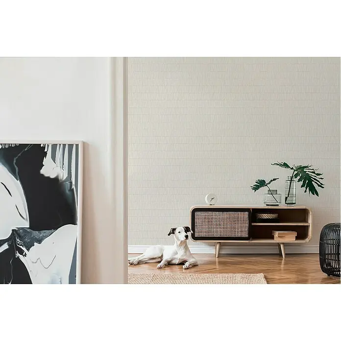A.S. Création Jade 2 Vliestapete - Weiß/Gold, Grafisch, 10,05 x 0,53 m - Ein stilvolles Wohnzimmer mit gemusterter Tapete, einem modernen Sideboard und einem entspannten Hund.
