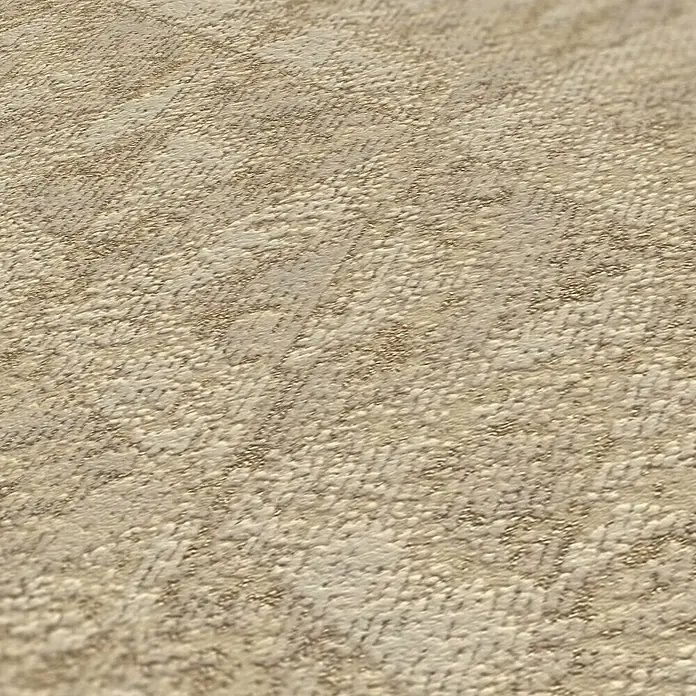 A.S. Création Jade 2 Vliestapete - Beige-Gold, Grafisch, 10,05 x 0,53 m - Nahaufnahme einer beigen Tapete mit feiner Textur, die ein subtiles, elegantes Muster für Wohnräume bietet.