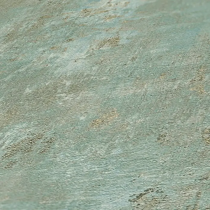A.S. Création Stories of Life Vliestapete Patina - Salbeigrün-Blau-Gold, Betonoptik, 10,05 x 0,53 m - Nahaufnahme einer Textur mit blassblauen und goldenen Akzenten, die ein elegantes und abgenutztes Erscheinungsbild bietet. Ideal für raffinierte Hintergründe.