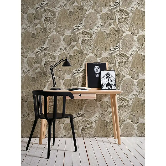 A.S. Création Famous Garden Vliestapete Dschungel - Beige-Taupe, Floral, 10,05 x 0,53 m - Büro-Szene mit einem Schreibtisch aus hellem Holz, einem Stuhl und einer Schreibtischlampe, mit botanischer Tapete im Hintergrund.