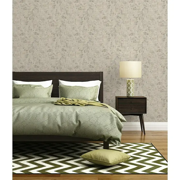 A.S. Création Jade 2 Vliestapete - Weiß-Taupe-Rosa, Uni, 10,05 x 0,53 m - Ein Schlafzimmer mit einem dunklen Holz Bettgestell, grüner Bettwäsche und einem Nachttisch mit Lampe.