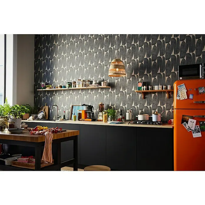 A.S. Création Stories of Life Vliestapete - Beige-Schwarz, Floral, 10,05 x 0,53 m - Küchendetails mit Retro-Kühlschrank, dunklen Unterschränken, Holzarbeitsplatten und gemusterter Tapete, die dem Raum einen Vintage-Touch verleihen.