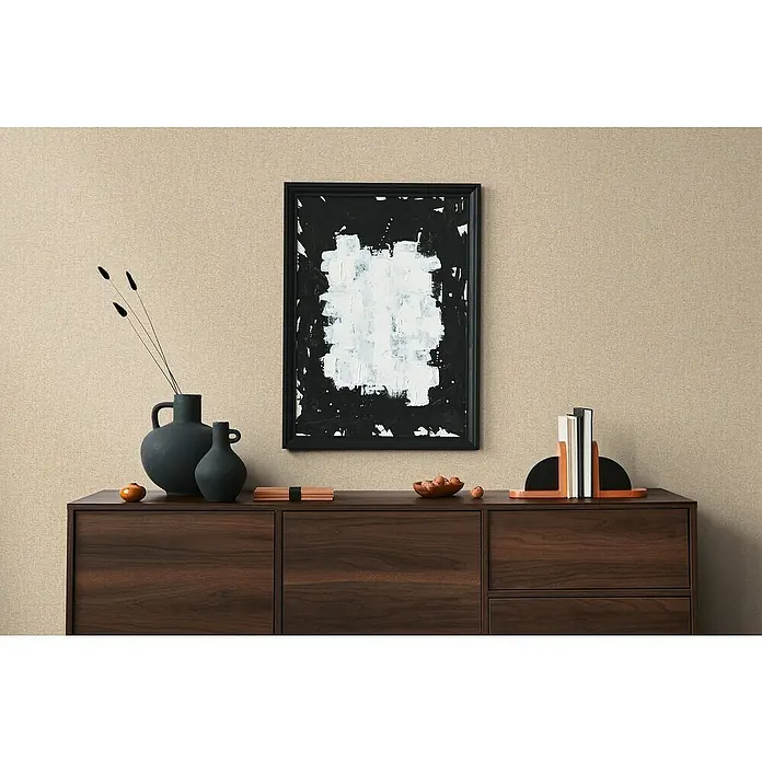 A.S. Création Famous Garden Vliestapete - Beige, Uni, 10,05 x 0,53 m - Ein modernes Sideboard aus dunklem Holz mit stilvollen Dekorationsgegenständen wie einer abstrakten Leinwand und Keramikvasen.