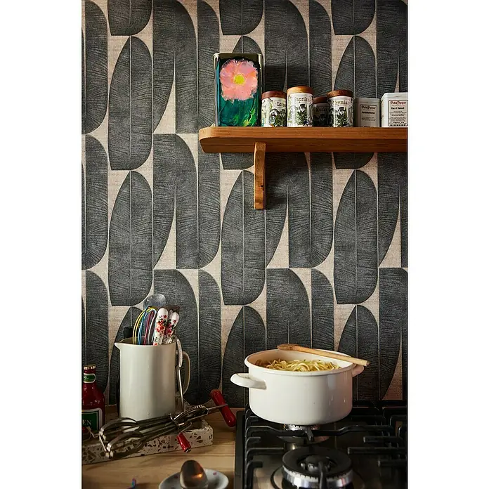 A.S. Création Stories of Life Vliestapete - Beige-Schwarz, Floral, 10,05 x 0,53 m - Eine Nahaufnahme von einer Küche mit einem Topf Nudeln auf dem Herd und Gewürzen auf einem Regal vor einer gemusterten Wand.