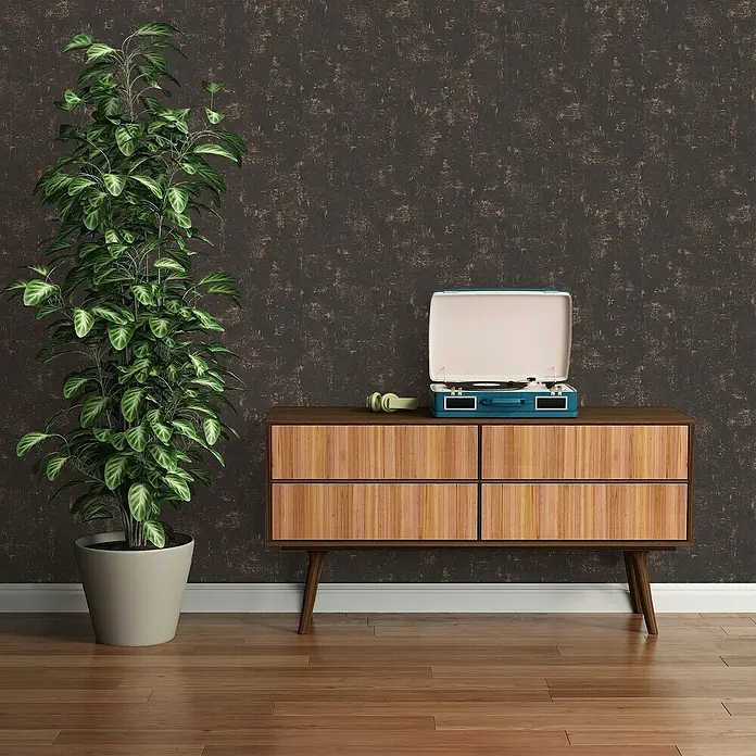 A.S. Création Jade 2 Vliestapete - Schwarz-Gold, Uni, 10,05 x 0,53 m - Elegantes Interieur mit einem modernen Plattenspieler auf einer Holzkommode und einer Zimmerpflanze.