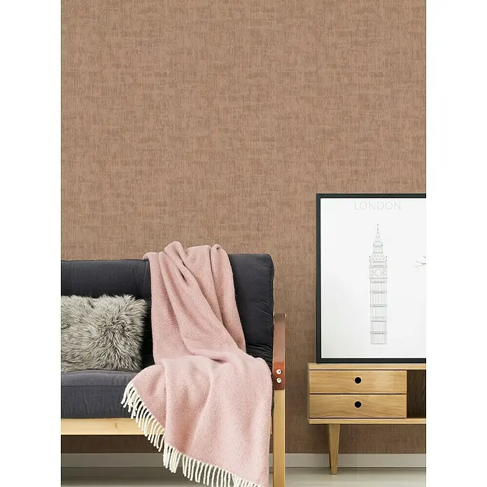 A.S. Création Jade 2 Vliestapete - Rosa, Uni, 10,05 x 0,53 m - Nahaufnahme eines eleganten Wohnzimmers mit stilvollem Sofa, Kissen und Dekoration, die eine gemütliche Atmosphäre schaffen.
