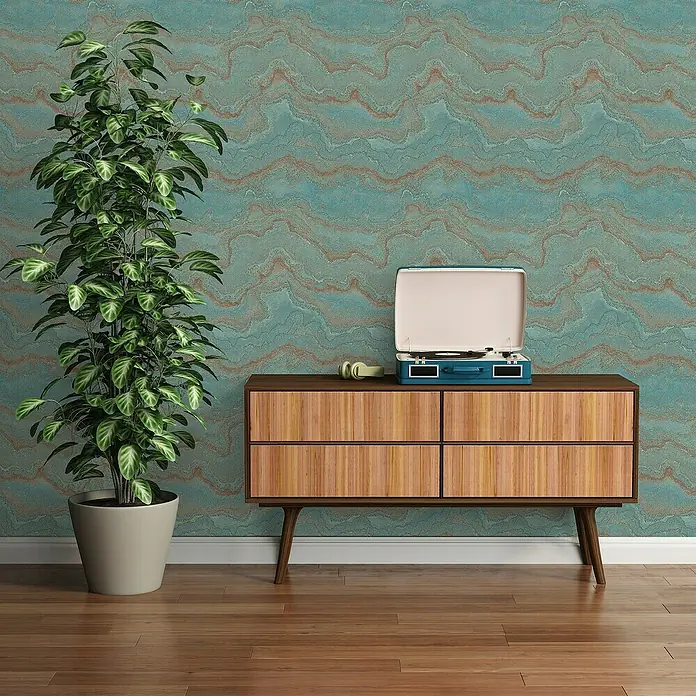 A.S. Création Stories of Life Vliestapete Marmoroptik Metallic-Effekt - Blau-Türkis-Gold, Steinoptik, 10,05 x 0,53 m - Stilvolles Ambiente mit einem Holzschrank im Retro-Design, einem blauen Plattenspieler und einer Zimmerpflanze vor einer gemusterten Wand.