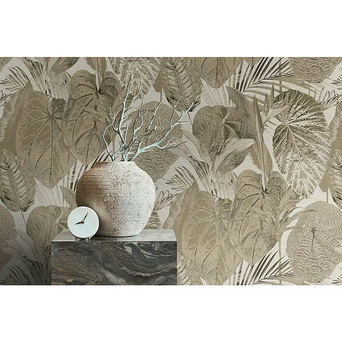 A.S. Création Famous Garden Vliestapete Dschungel - Beige-Taupe, Floral, 10,05 x 0,53 m - Nahaufnahme einer stilvollen Tischdekoration mit einer Vase und einer Uhr auf einem Marmorsockel vor einem floralen Hintergrund.