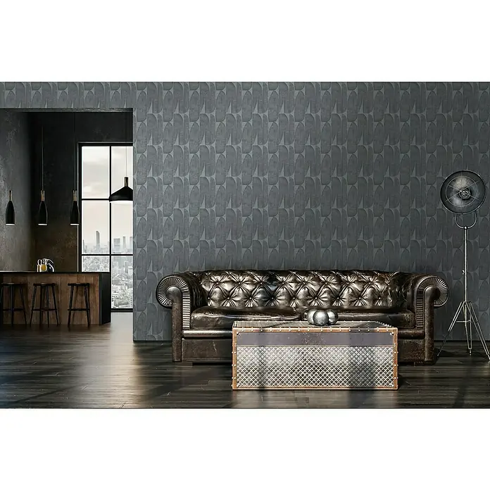 A.S. Création Stories of Life Vliestapete - Schwarz-Anthrazit, Floral, 10,05 x 0,53 m - Elegantes Interieur mit Ledersofa, dekorativem Couchtisch und stilvoller Stehlampe vor einer modernen Design-Tapete.