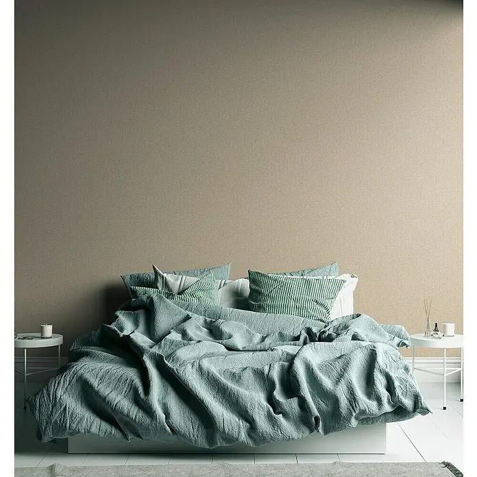 A.S. Création Famous Garden Vliestapete - Beige, Uni, 10,05 x 0,53 m - Nahaufnahme eines Bettes mit mintgrüner Bettwäsche und Kissen, ergänzt durch Nachttische mit dekorativen Akzenten.