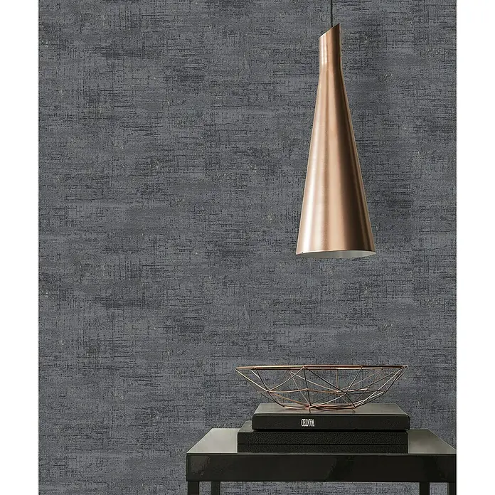 A.S. Création Stories of Life Vliestapete - Schwarz-Grau-Gold, Uni, 10,05 x 0,53 m - Elegante Inneneinrichtung mit einer modernen Pendelleuchte aus Kupfer und einem dekorativen Drahtkorb auf einem stilvollen Tisch.