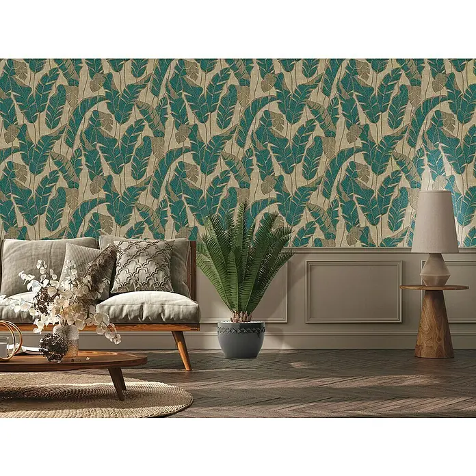 A.S. Création Jade 2 Vliestapete Blätter - Beige-Grün-Schwarz, Floral, 10,05 x 0,53 m - Elegantes Wohnzimmer mit einer Couch, einem Holztisch und einem Lampenschirm, die alle vor einer auffälligen Blättertapete platziert sind.