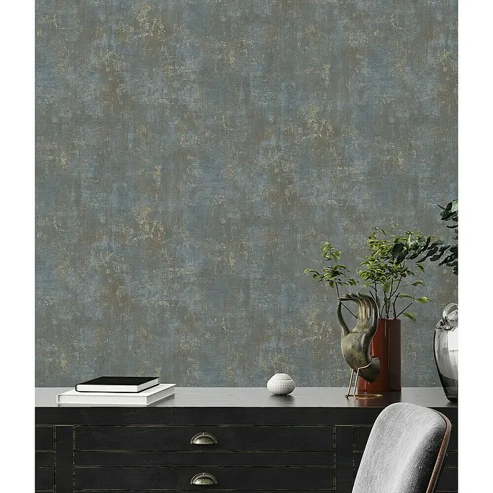 A.S. Création Stories of Life Vliestapete Patina - Braun-Blau-Gold, Betonoptik, 10,05 x 0,53 m - Nahaufnahme einer strukturierten Tapete in gedämpften Blau-, Grau- und Goldtönen, die eine vielseitige und elegante Wandlösung bietet.