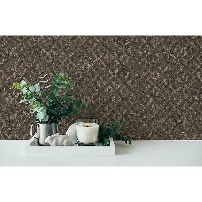 A.S. Création Jade 2 Vliestapete - Schwarz-Braun-Gold, Grafisch, 10,05 x 0,53 m - Ein Zimmer mit einer braunen Mustertapete, einem weißen Tisch und Dekorationen. Die Tapete ist der Fokus.