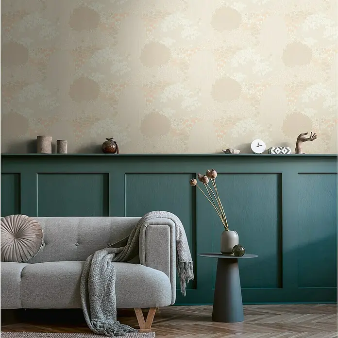 A.S. Création Famous Garden Vliestapete - Beige-Creme-Rosa, Floral, 10,05 x 0,53 m - Elegante Wanddekoration mit floralem Muster und dekorativen Elementen auf einem Regal, ergänzt durch ein stilvolles Sofa und einen Beistelltisch.