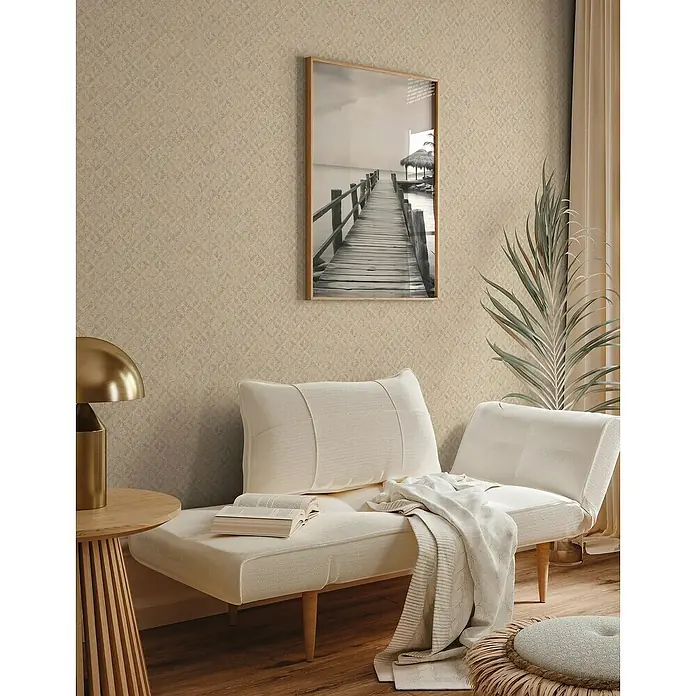 A.S. Création Jade 2 Vliestapete - Beige-Gold, Grafisch, 10,05 x 0,53 m - Detailaufnahme einer beigen gemusterten Tapete, die eine warme und einladende Atmosphäre in einem stilvollen Wohnraum schafft.
