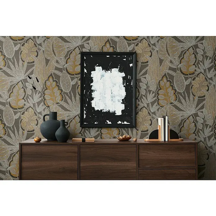 A.S. Création Famous Garden Vliestapete Blatt - Braun-Orange-Weiß, Floral, 10,05 x 0,53 m - Ein stilvolles Wohnzimmer mit einem dunklen Holzschrank, Vasen und einem abstrakten Gemälde an der Wand mit floralem Muster.