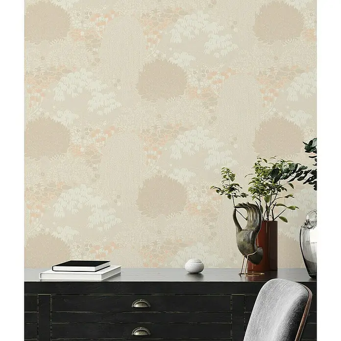 A.S. Création Famous Garden Vliestapete - Beige-Creme-Rosa, Floral, 10,05 x 0,53 m - Nahaufnahme einer Wand mit floral gemusterten Tapeten in Beige- und Brauntönen, die eine sanfte und elegante Atmosphäre schaffen.