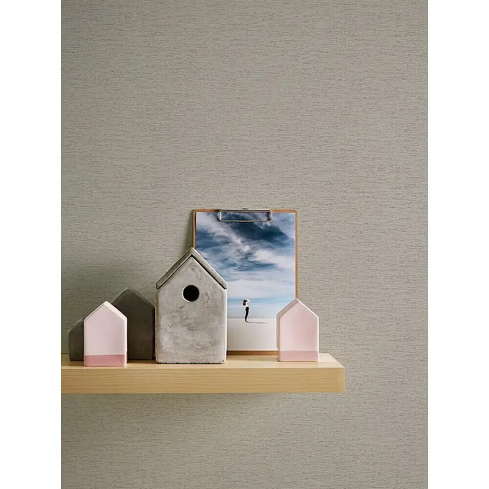 A.S. Création Famous Garden Vliestapete - Taupe, Uni, 10,05 x 0,53 m - Regal mit Deko-Häusern und einem Bild mit blauem Himmel. Die Häuser sind in Grau und Rosa gehalten und sorgen für eine gemütliche Atmosphäre.