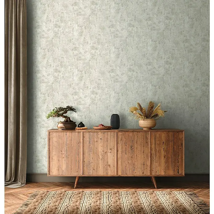 A.S. Création Jade 2 Vliestapete - Weiß-Taupe-Rosa, Uni, 10,05 x 0,53 m - Elegante Holzkommode mit dekorativen Elementen wie Bonsai und Trockenblumen, perfekt für ein stilvolles Wohnambiente.