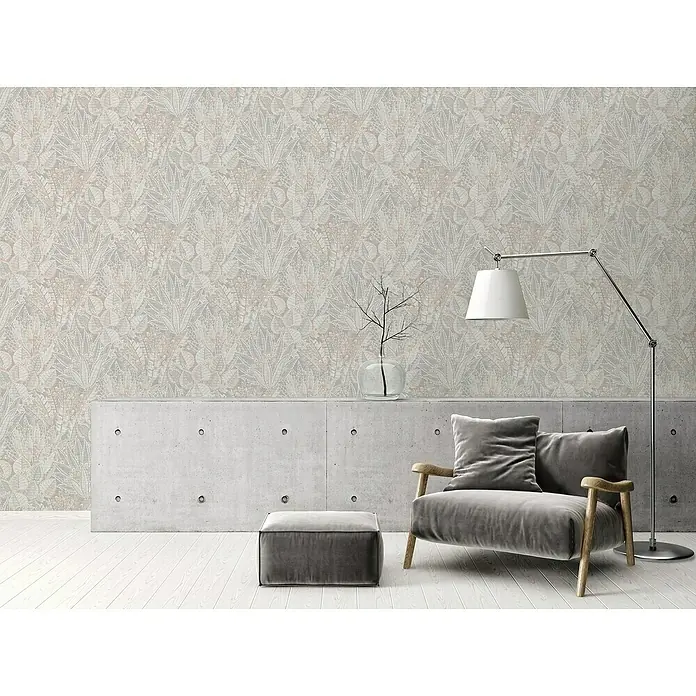 A.S. Création Stories of Life Vliestapete Blumen - Grau-Beige-Weiß, Floral, 10,05 x 0,53 m - Wohnzimmer mit elegantem Sessel und floraler Tapete, die dem Raum eine ruhige Atmosphäre verleiht.