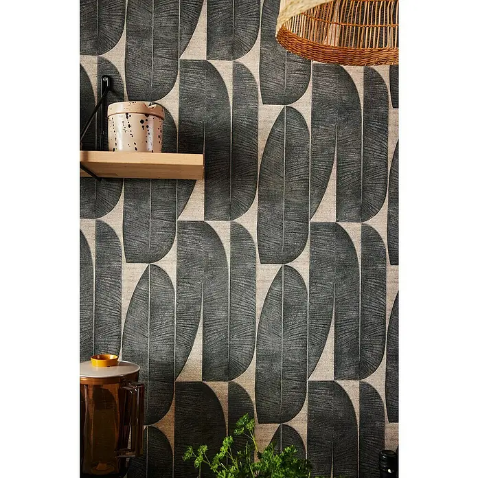 A.S. Création Stories of Life Vliestapete - Beige-Schwarz, Floral, 10,05 x 0,53 m - Ein stilvolles Interieur mit einer Wand im Retro-Design und dekorativen Elementen auf einem Regal.