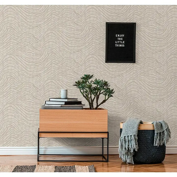 A.S. Création Jade 2 Vliestapete - Weiß-Silber, 3D-Optik, 10,05 x 0,53 m - Ein dekorativer Raum mit einer bepflanzten Holzkommode, einem Korb mit Decke und einem Spruch an der Wand.