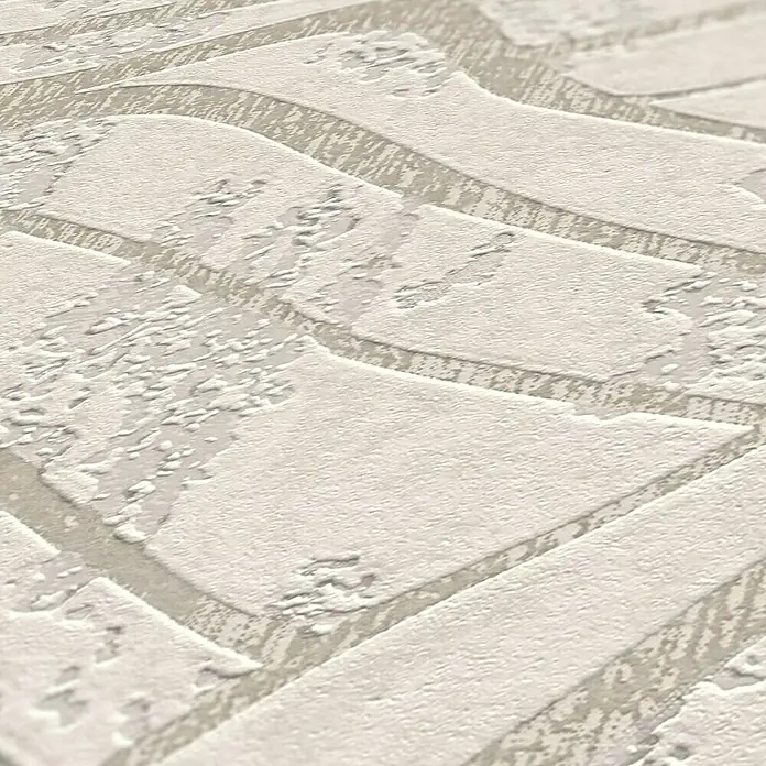 A.S. Création Jade 2 Vliestapete - Weiß-Silber, 3D-Optik, 10,05 x 0,53 m - Nahaufnahme einer beigen Tapete mit strukturiertem, geometrischem Muster, das eine subtile Eleganz für moderne Innenräume bietet.