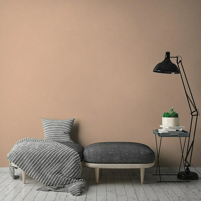 A.S. Création Jade 2 Vliestapete - Rosa-Orange, Uni, 10,05 x 0,53 m - Gemütliche Leseecke mit Stehlampe, grau gestreifter Decke und Kissen, ideal zum Entspannen und Lesen. Der Hocker bietet zusätzlichen Komfort.