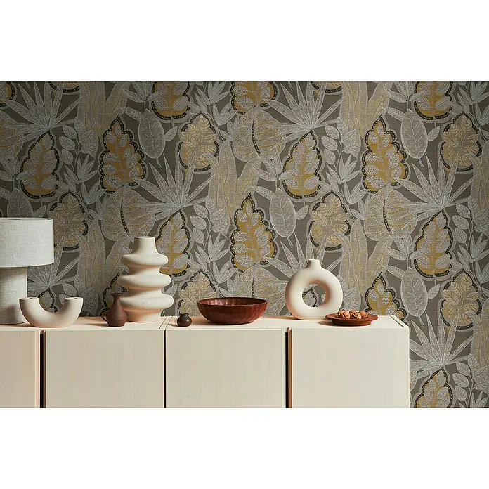 A.S. Création Famous Garden Vliestapete Blatt - Braun-Orange-Weiß, Floral, 10,05 x 0,53 m - Elegante Kommode in Cremefarben mit dekorativen Vasen und Schalen. Das florale Muster der Tapete harmoniert wunderbar mit den Objekten.