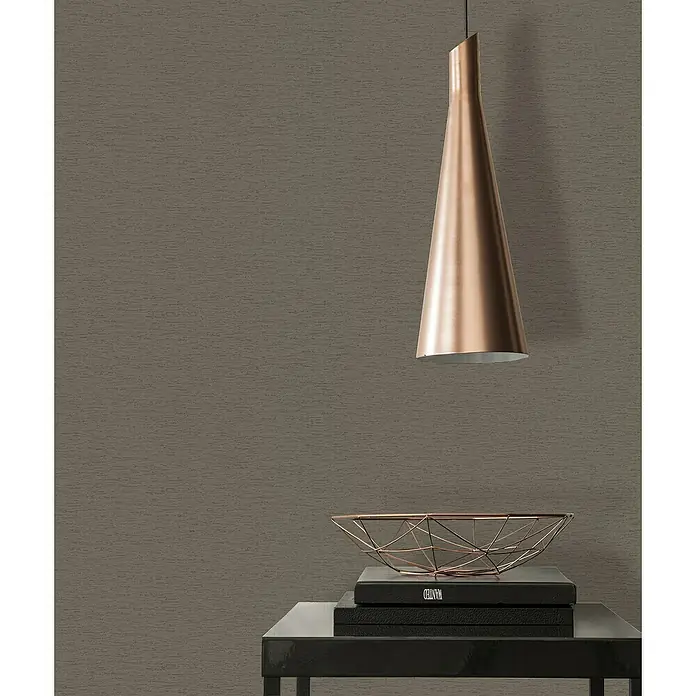 A.S. Création Famous Garden Vliestapete - Braun, Uni, 10,05 x 0,53 m - Elegante Kupferpendelleuchte hängt über einem stilvollen Tisch mit Dekorationen, die ein modernes und anspruchsvolles Ambiente schaffen.