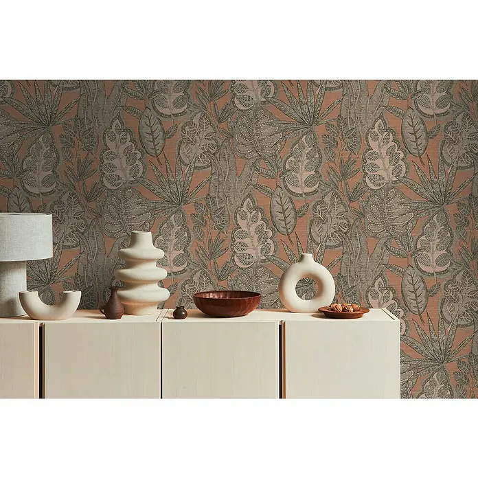 A.S. Création Famous Garden Vliestapete Blatt - Rosa-Grau-Taupe, Floral, 10,05 x 0,53 m - Nahaufnahme von weißen Keramikvasen und Schalen auf einem Sideboard vor einer dekorativen floralen Tapete.