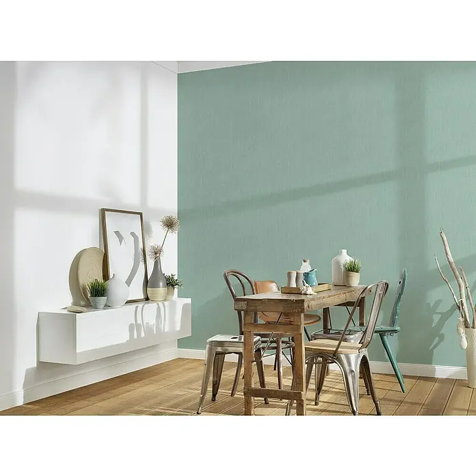 A.S. Création Stories of Life Vliestapete - Grün-Türkis-Blau, Uni, 10,05 x 0,53 m - Elegantes Esszimmer mit einem rustikalen Holztisch und stilvollen Stühlen. Die grüne Wandfarbe harmoniert perfekt mit dem hellen Holzboden.