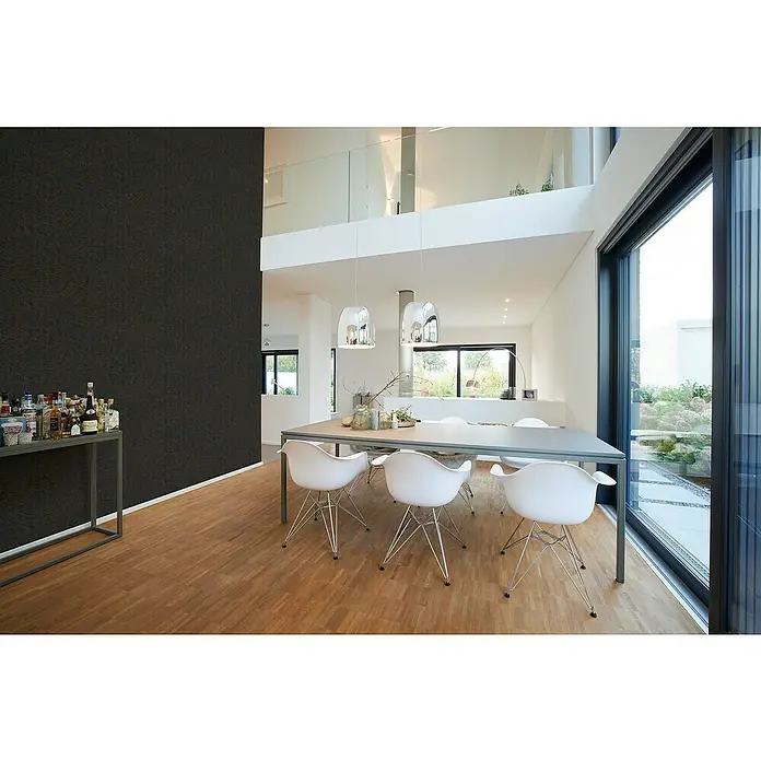 A.S. Création Jade 2 Vliestapete - Schwarz-Silber, 3D-Optik, 10,05 x 0,53 m - Helles Esszimmer mit Esstisch und Stühlen unter Pendelleuchten, ergänzt durch eine Bar an der Wand.
