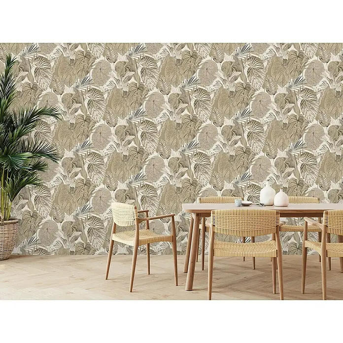 A.S. Création Famous Garden Vliestapete Dschungel - Beige-Taupe, Floral, 10,05 x 0,53 m - Ein Esszimmer mit einem Holztisch und Stühlen vor einer Wand mit einem Blattmuster und einer Zimmerpflanze.