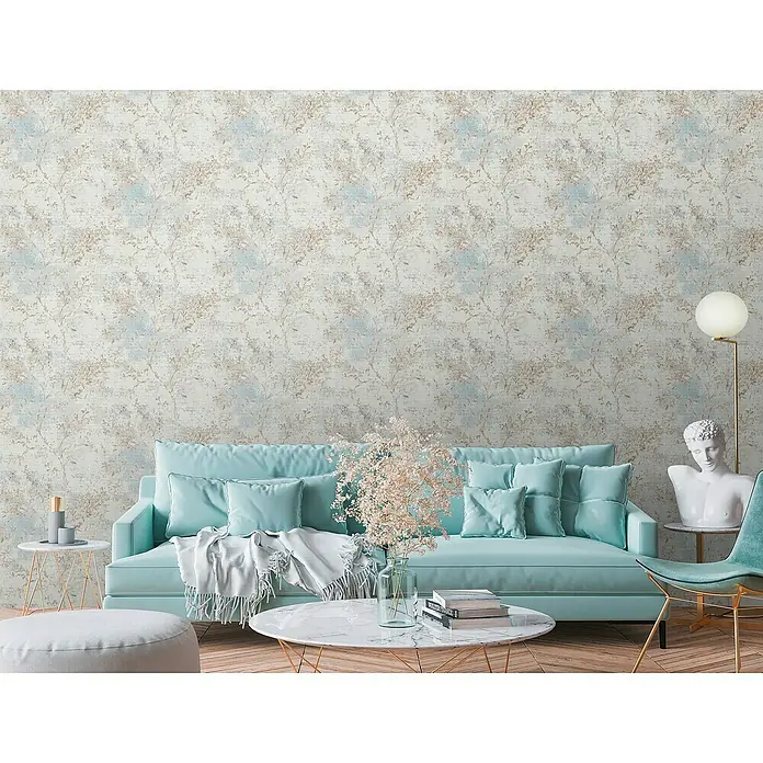 A.S. Création Stories of Life Vliestapete Zweig - Blau-Beige-Gold, Floral, 10,05 x 0,53 m - Elegantes Wohnzimmer mit mintgrünem Sofa, Marmortisch und floraler Tapete, das eine entspannte und stilvolle Atmosphäre schafft.