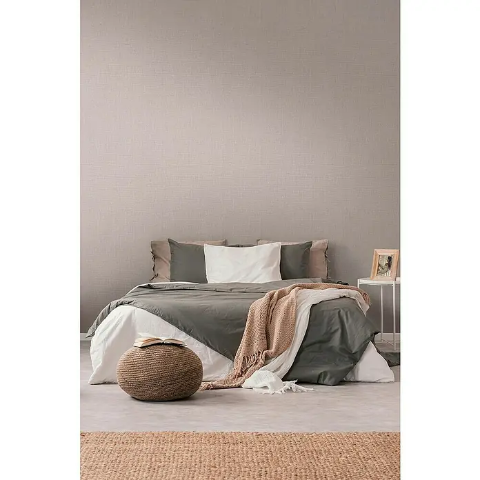 A.S. Création Stories of Life Vliestapete - Taupebraun, Uni, 10,05 x 0,53 m - Elegantes Schlafzimmer mit einem bequemen Bett, neutralen Farbtönen und einem stilvollen Teppich. Die perfekte Kombination aus Komfort und Design.