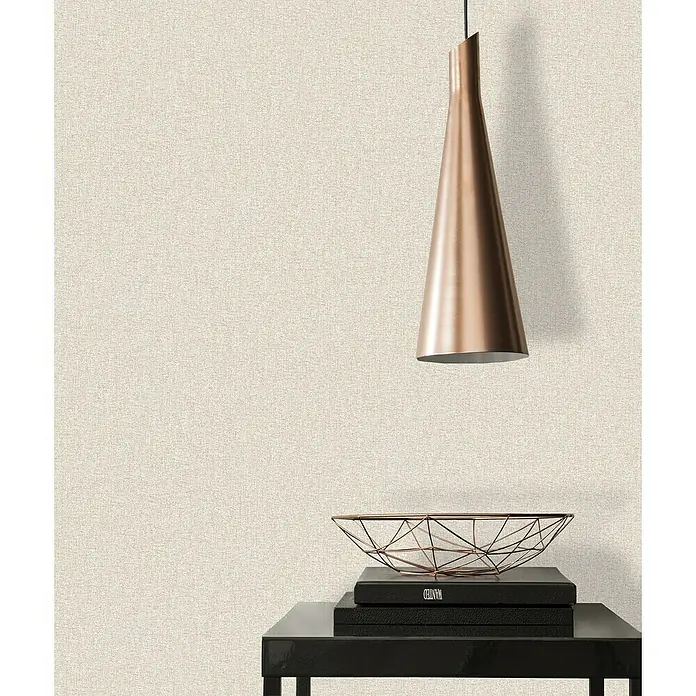 A.S. Création Famous Garden Vliestapete - Taupe-Beige-Grau, Uni, 10,05 x 0,53 m - Nahaufnahme eines modernen, bronzefarbenen Pendelleuchte-Designs mit einem geometrischen Drahtkorb und Büchern auf einem schwarzen Tisch.